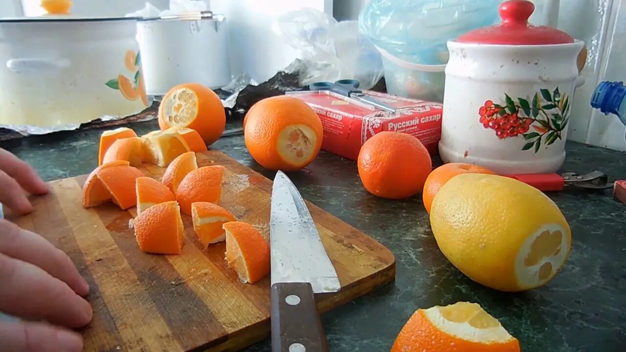 Сделать сок своими руками. Дом из апельсинов. Домик из апельсина. Мандариновый сок закрутки. Выжатый сок лимона и мандарина.