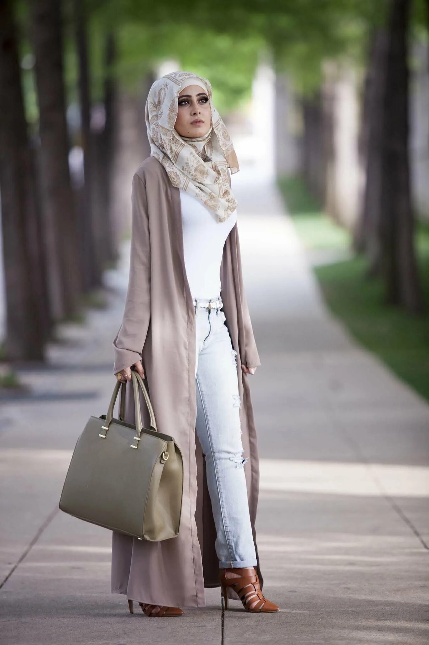 Мусульманские образы. Хиджаб outfit. Хиджаб осенний стиль 2021. Хиджаб Фешион. Стильная одежда для мусульманок.
