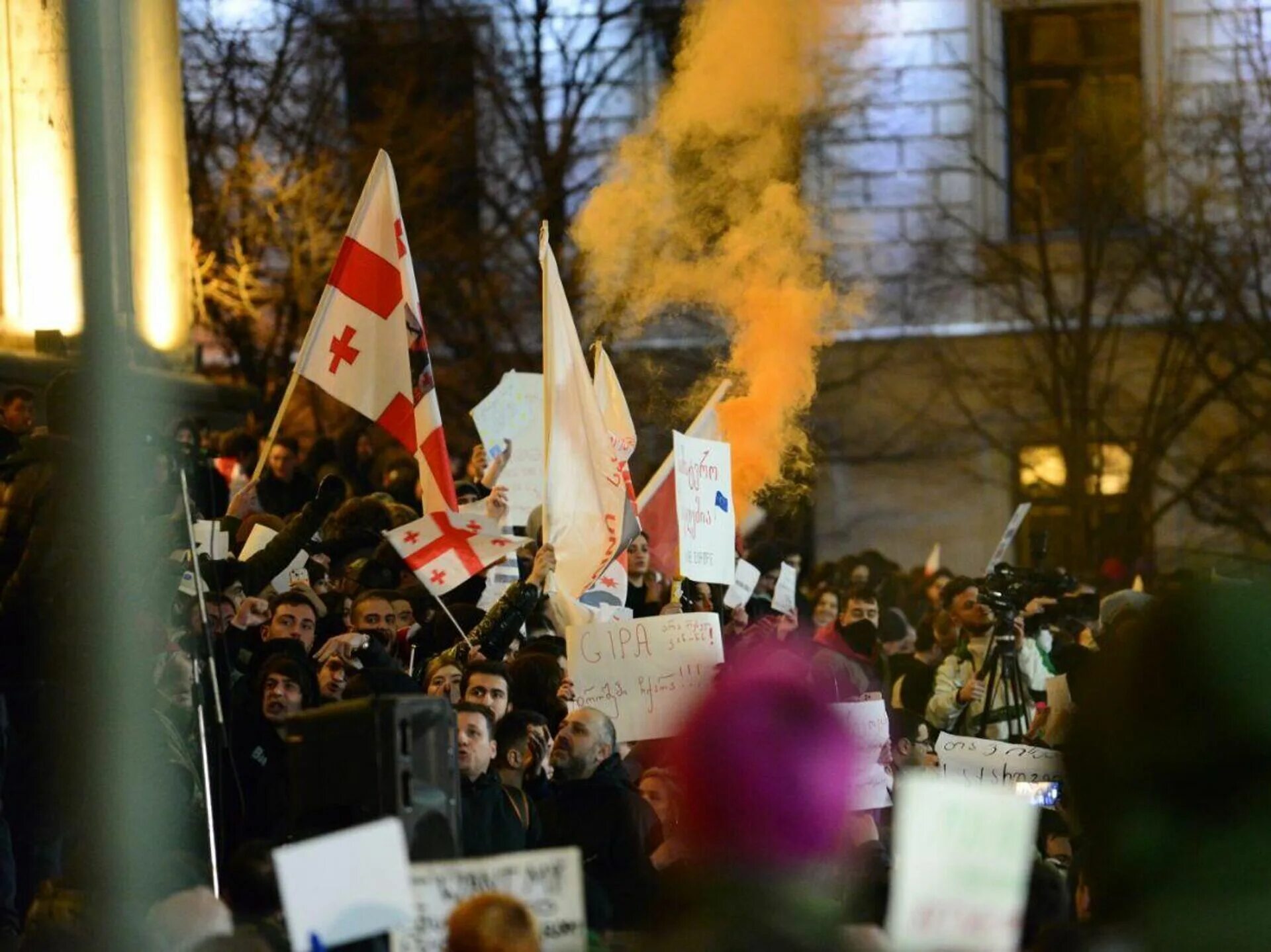 Протесты в Грузии. Митинги в Грузии. Парламент Грузии митинги.