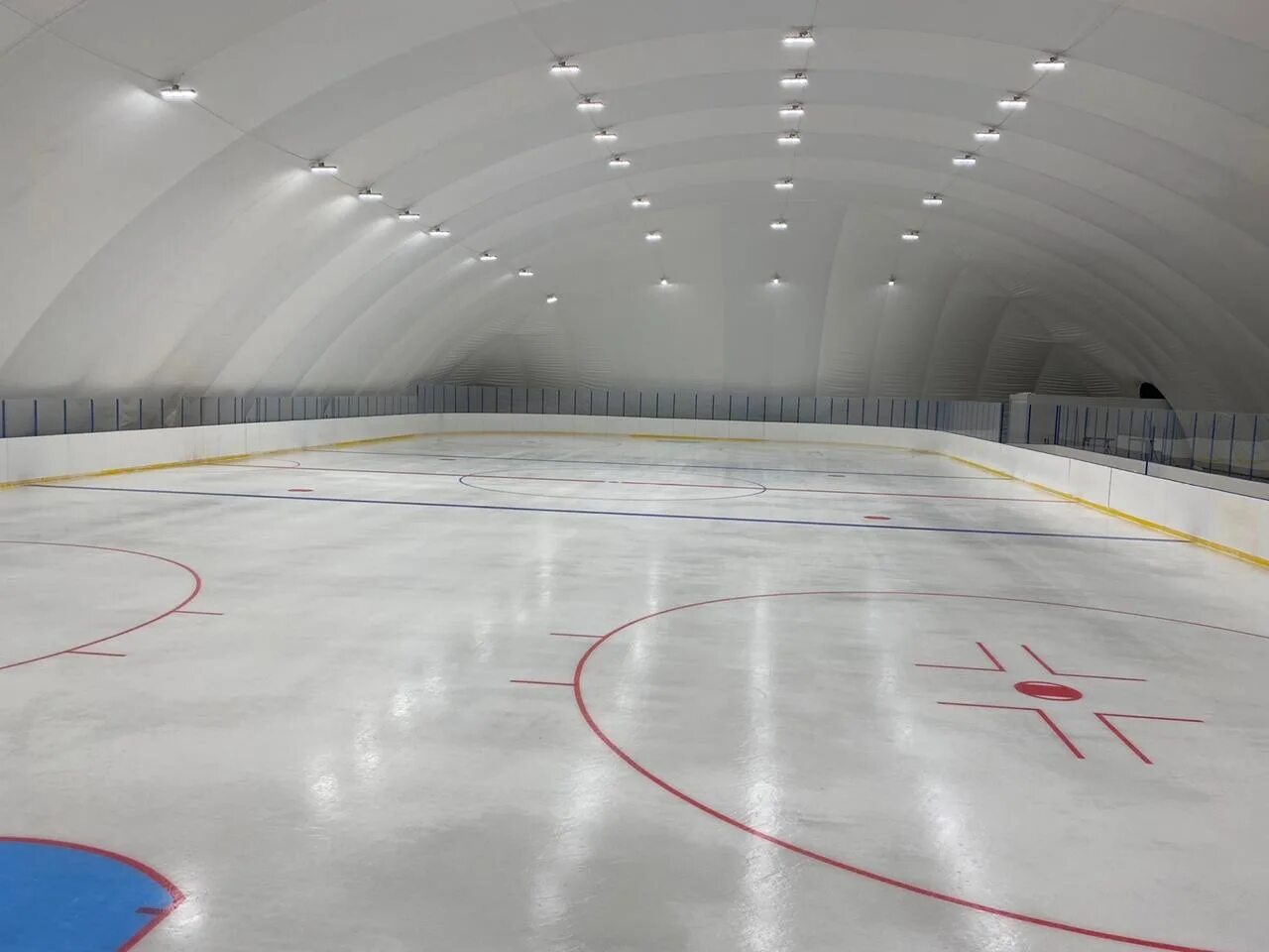 Фон ледовая арена хоккей. Арена лед 3. Хоккейная академия авангард арена. Кузнецкий лёд ледовый дворец. Арена лед 3.