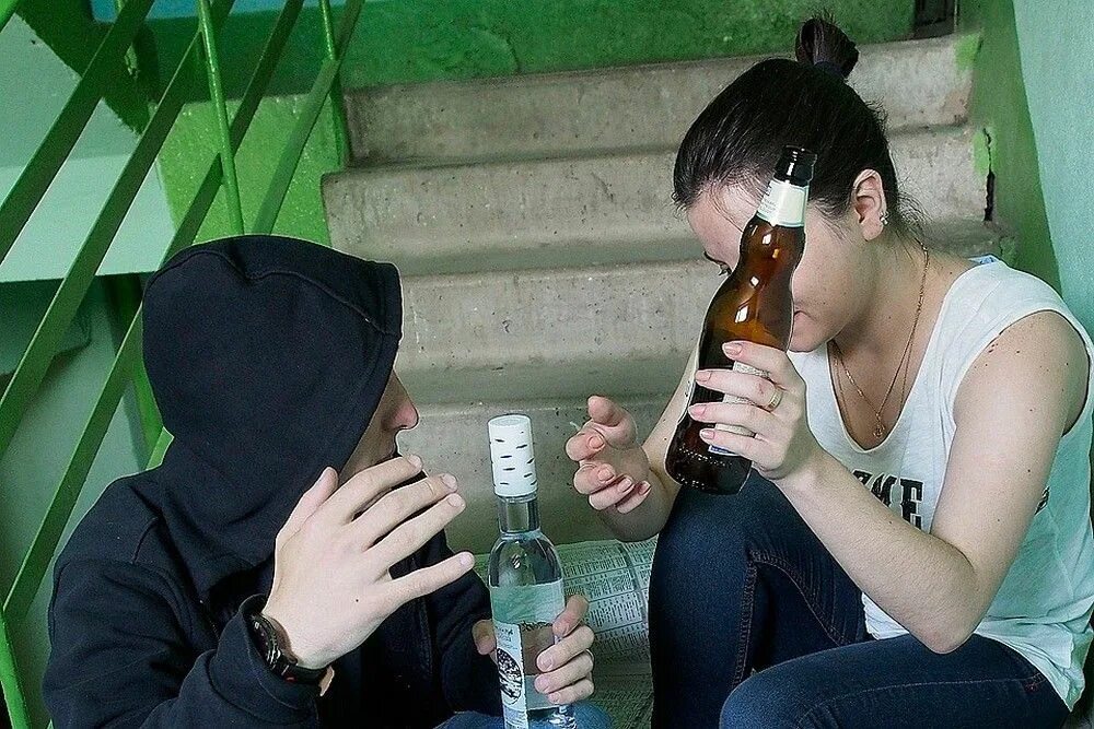 Алкоголизм молодежи. Пьющий подросток. Пьющая молодежь. Школьники с алкоголем. Молодым можно принимать