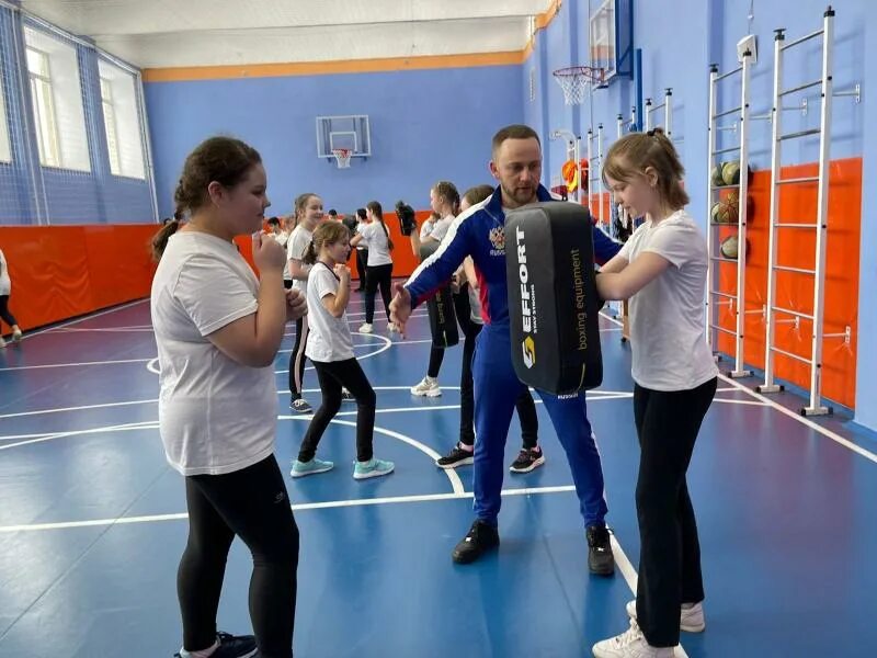 Урок физической культуры. Учителя лицей 6 г данков. Бассейн лицей 410. Лицей упражнения. Детская хореография.