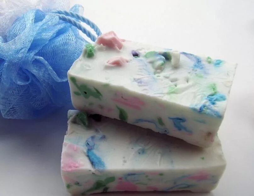 Куски мыла в один. Мыловарение из обмылков. Кусочек мыла. Кусочек мыла. Мыло ручной работы разноцветное.