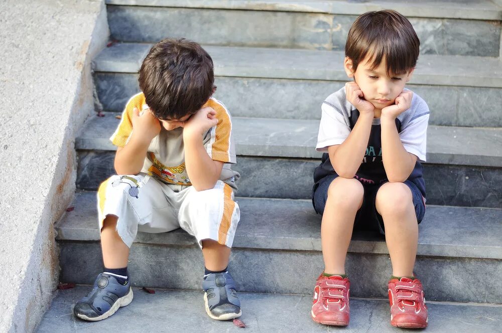 Sad kid. Грустный ребенок. Грустный мальчик. Одинокий ребенок. Грустные мальчик и девочка.