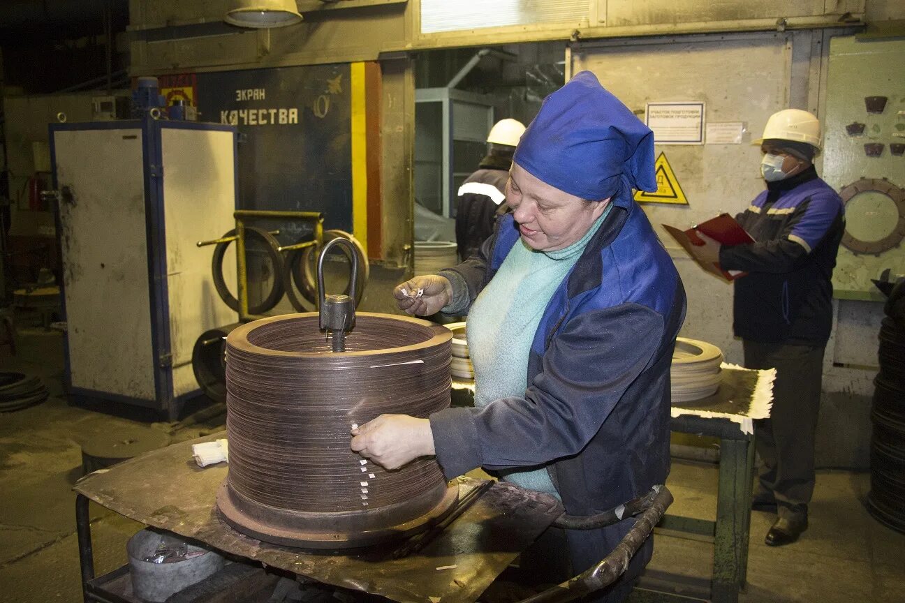 каменск-уральский литейный завод (кулз). печь шахтная кмз. работники литейного завода начальники. каменск-уральский литейный завод. каменск-уральский литейный завод кулз термо участок 65 цеха.