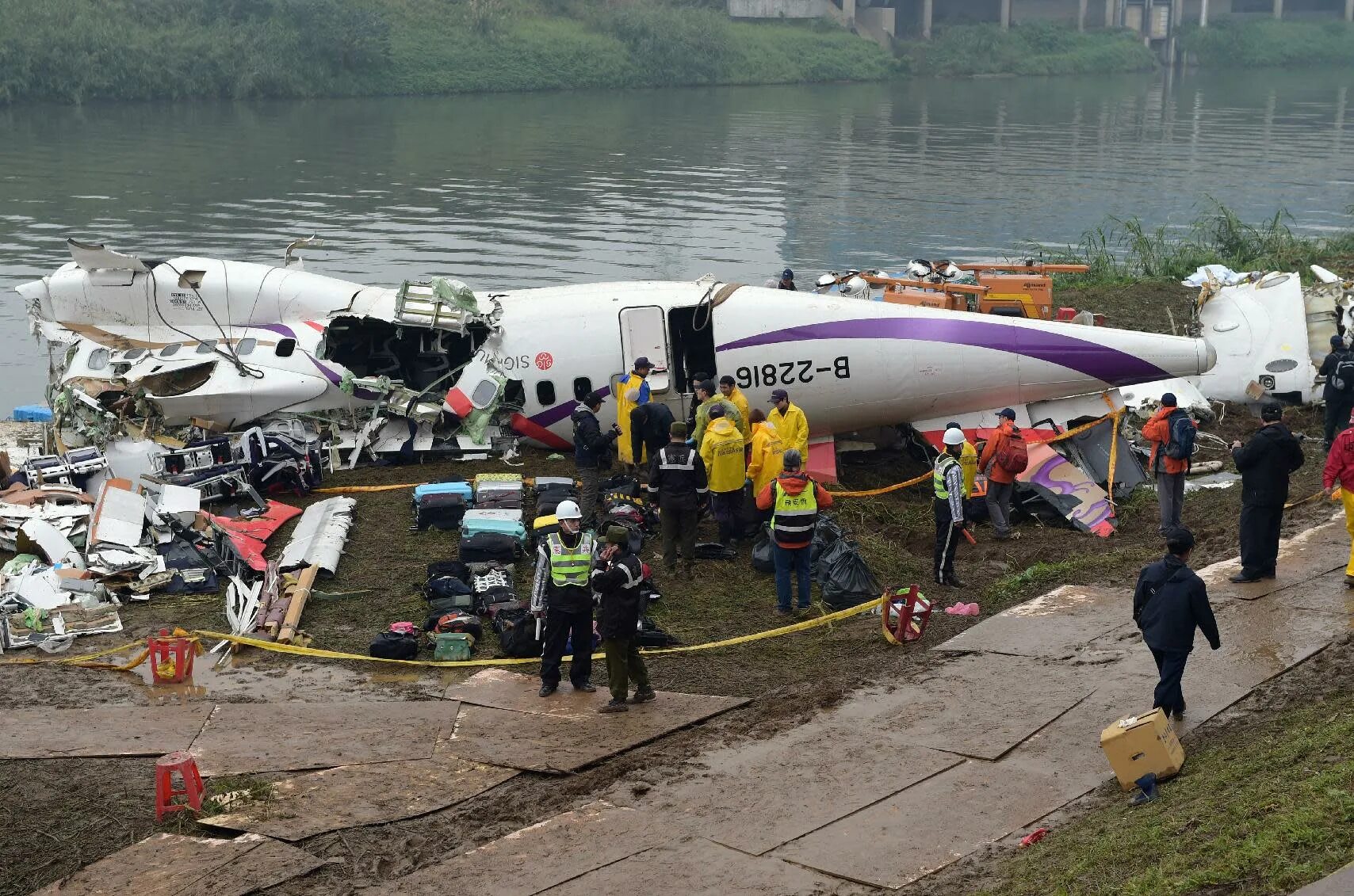 Авиакатастрофа 72. ATR 72 катастрофа Тайвань. TRANSASIA Airways Flight 235 crash. Катастрофа ATR 72 В Тайбэе. Катастрофа Трансазия 235.