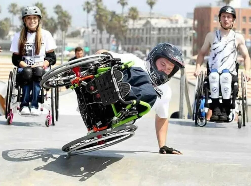 Люди с ограниченными возможностями. Инвалид на скейтборде. Скейт для инвалидов. Люди инвалиды.