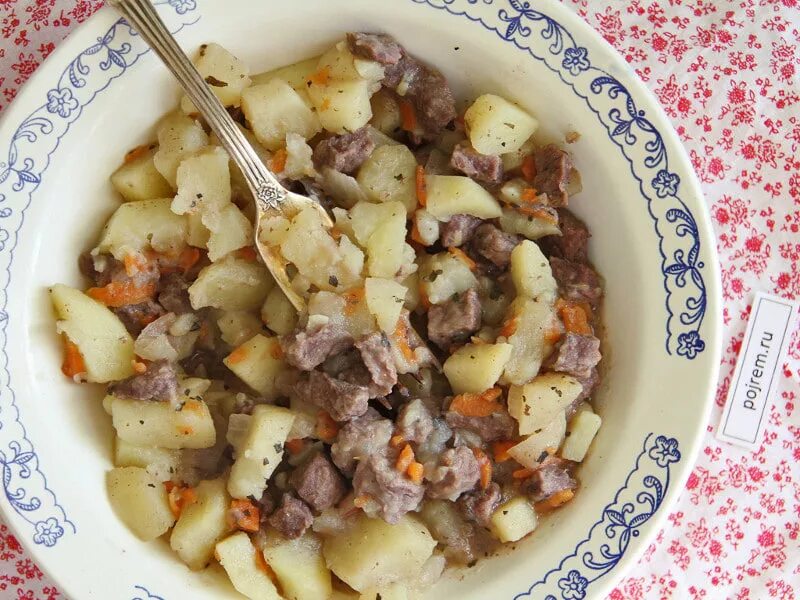 Потушить картошку с мясом в сковороде. Картошка с мясом. Тушёная картошка с мясом. Тушёная картошка с мясом в сковороде. Тушёная картошка с мясом в духовке.