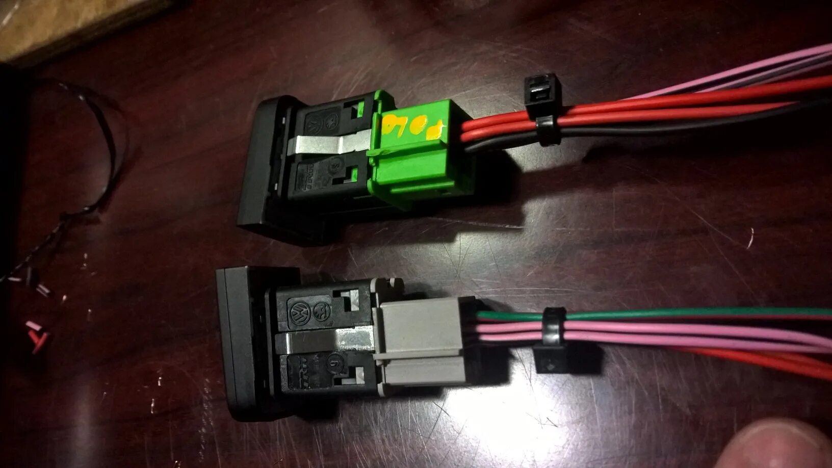 Кнопка подогрева сидений на фольксваген поло седан 2012. Подогрев двигателя фольксваген поло седан 1. В поло седан 2012 подогрев сидений. Поло подогрев. Поло подогрев.