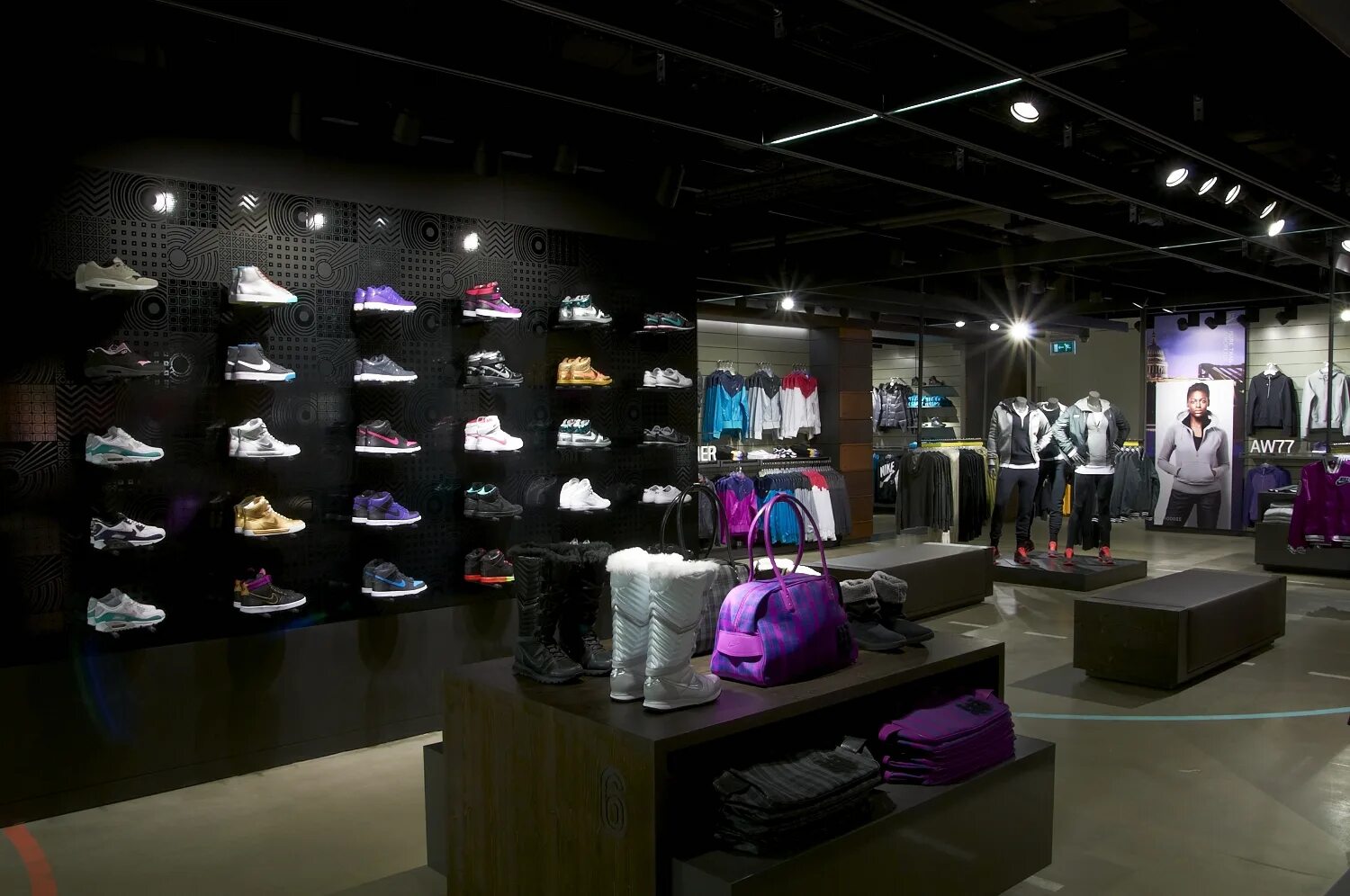 Nike минск. Магазин найк. магазин одежды nike. витрина nike. магазин с кроссовками.