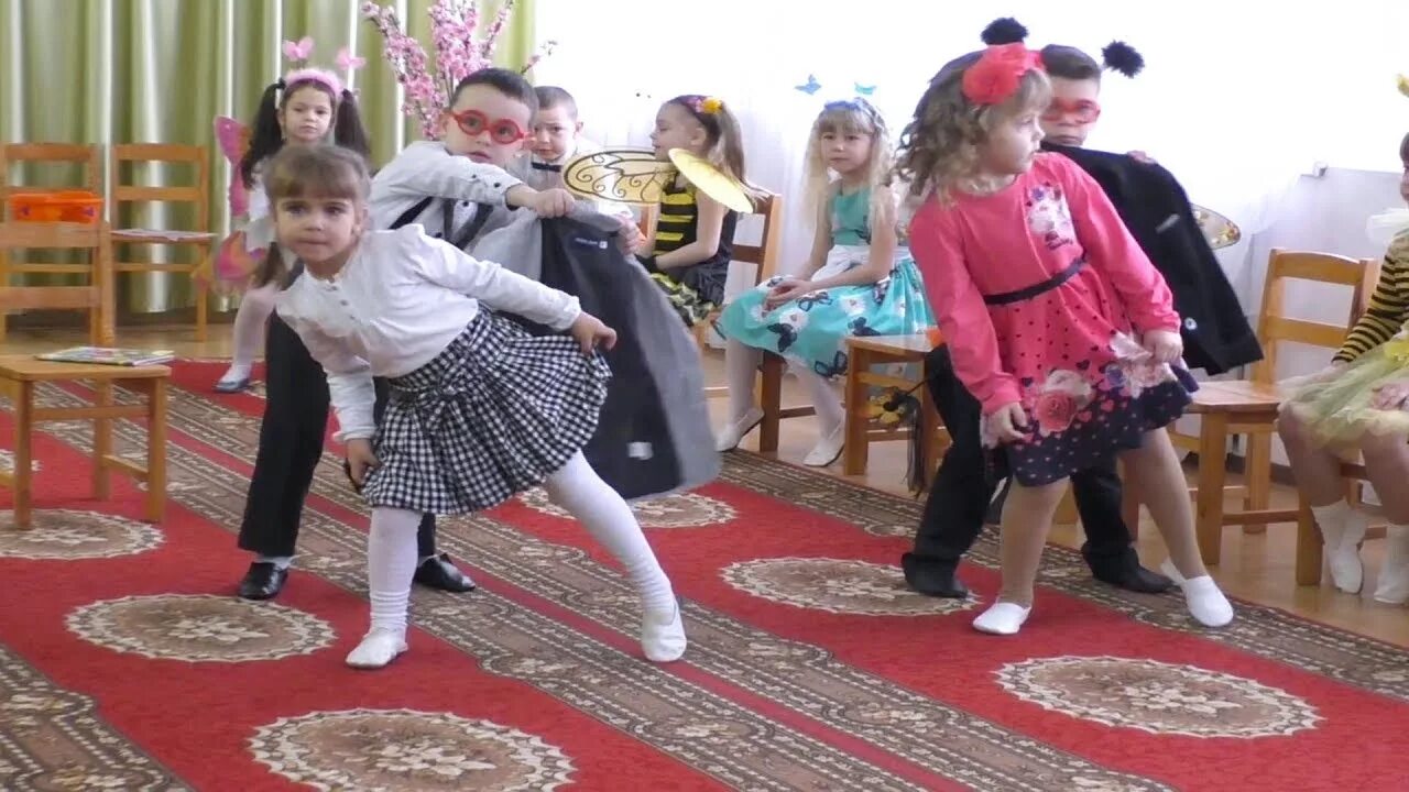 Детский садик танец. Танцы в средней группе детского сада. Дети танцуют в детском саду. Танцы в саду. Шуточный танец для детей.