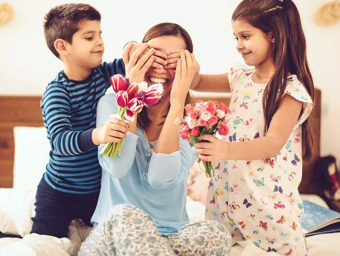Mom surprises. Ребенок дарит подарок маме. Ребенок дарит цветы маме. Ребенок дарит сюрприз для мамы. Подарок маме для детей.