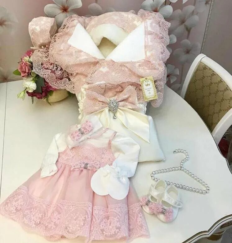 Комплект для новорожденного на выписку. Одежда на выписку для новорожденных. Комплект на выписку для новорожденных. Комплект для новорожденного на выписку. Комплекты для роддома на девочку.