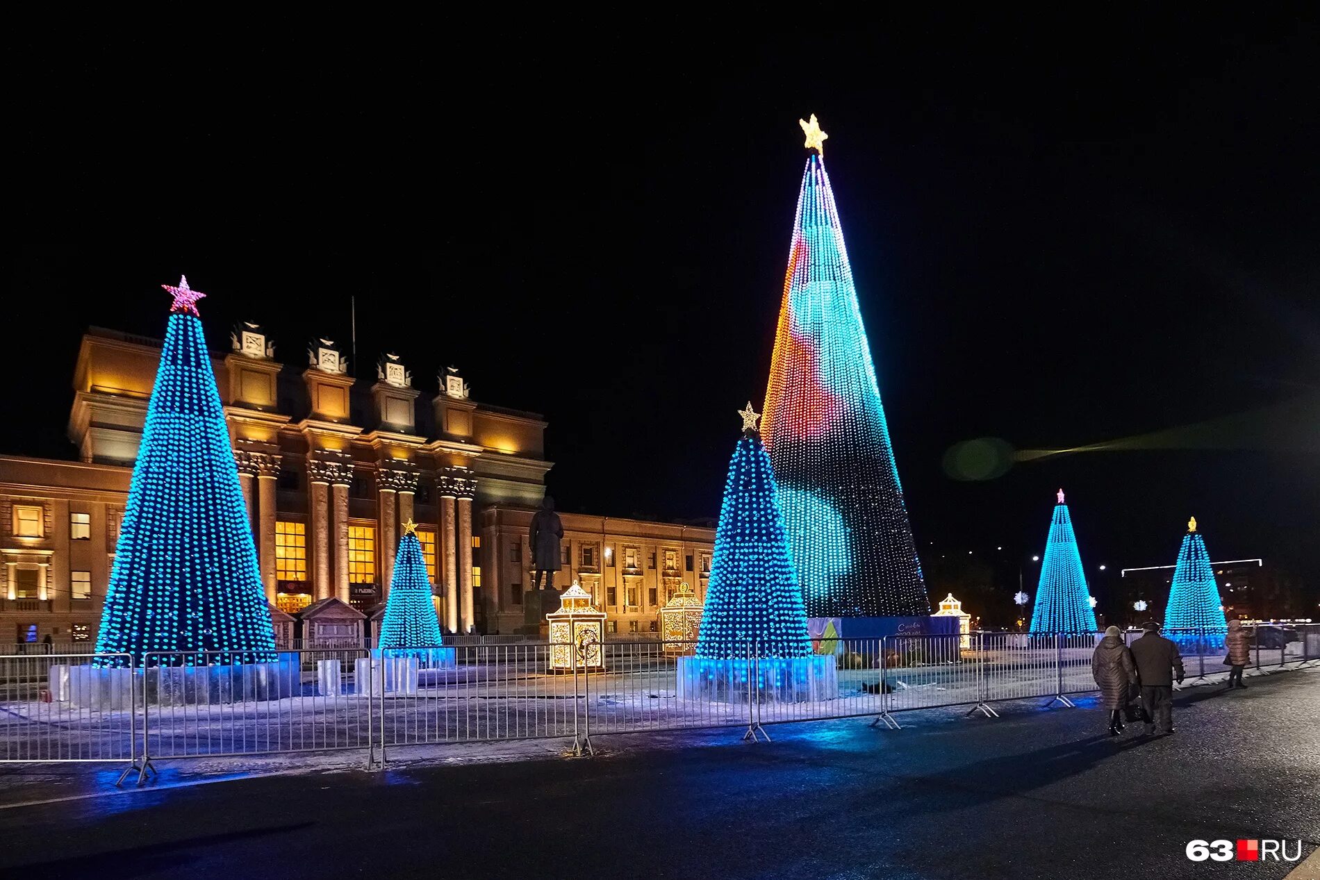 дома на новый год самара. елка на площади куйбышева в самаре 2021. елка на площади куйбышева в самаре 2022.
