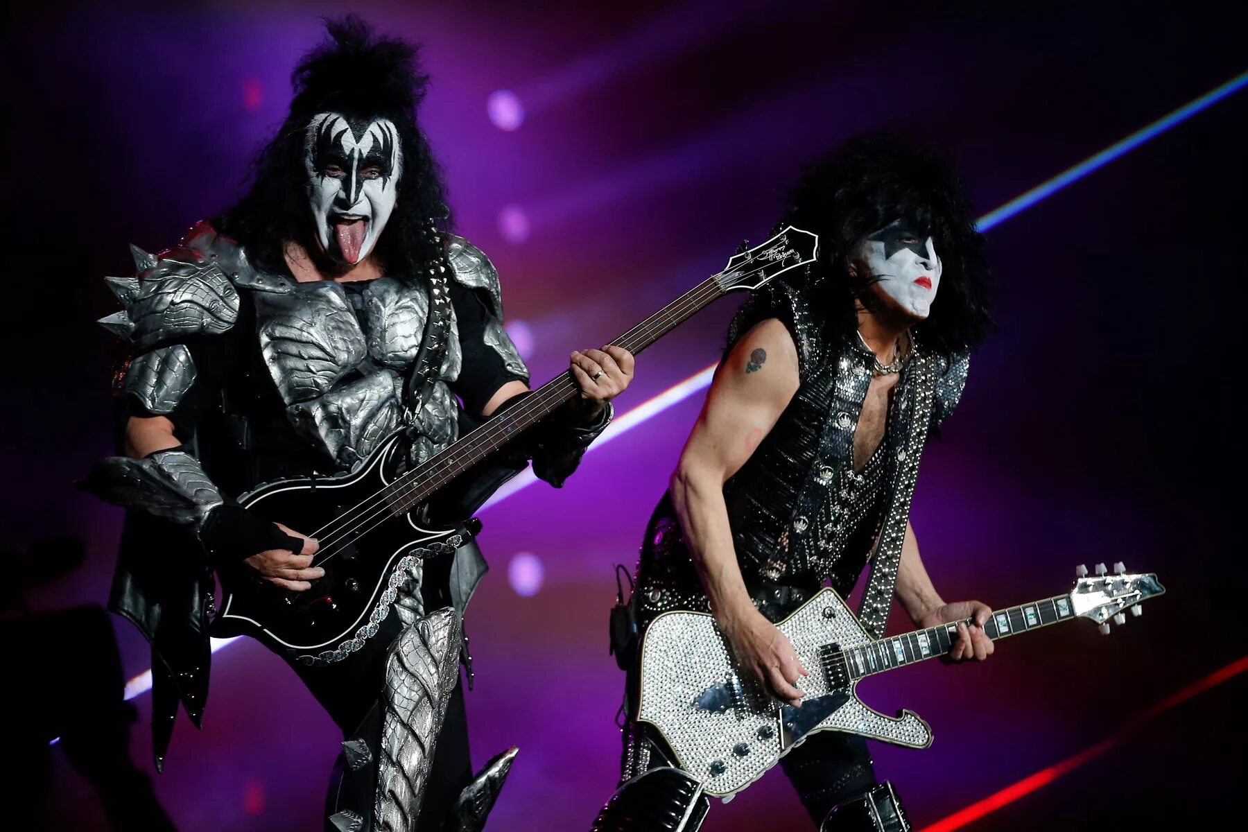 Вокалист кисс. Группа кисс 2025. группа kiss paul stanley. пол стэнли и джин симмонс. группа кисс 2025.