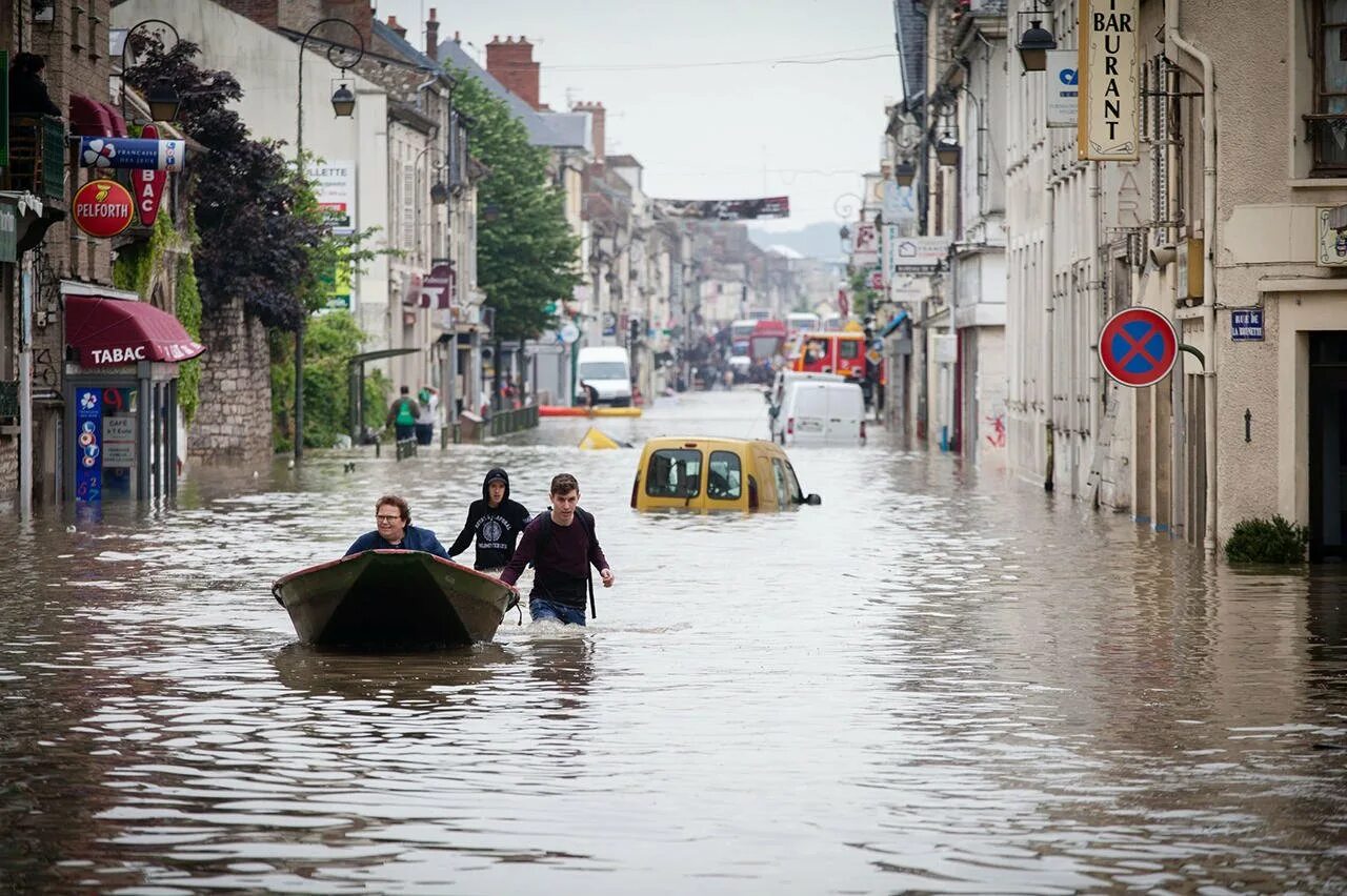 Где затапливает город. Потоп во Франции. Наводнение в городе. Потоп в городе. Прибрежные наводнения.