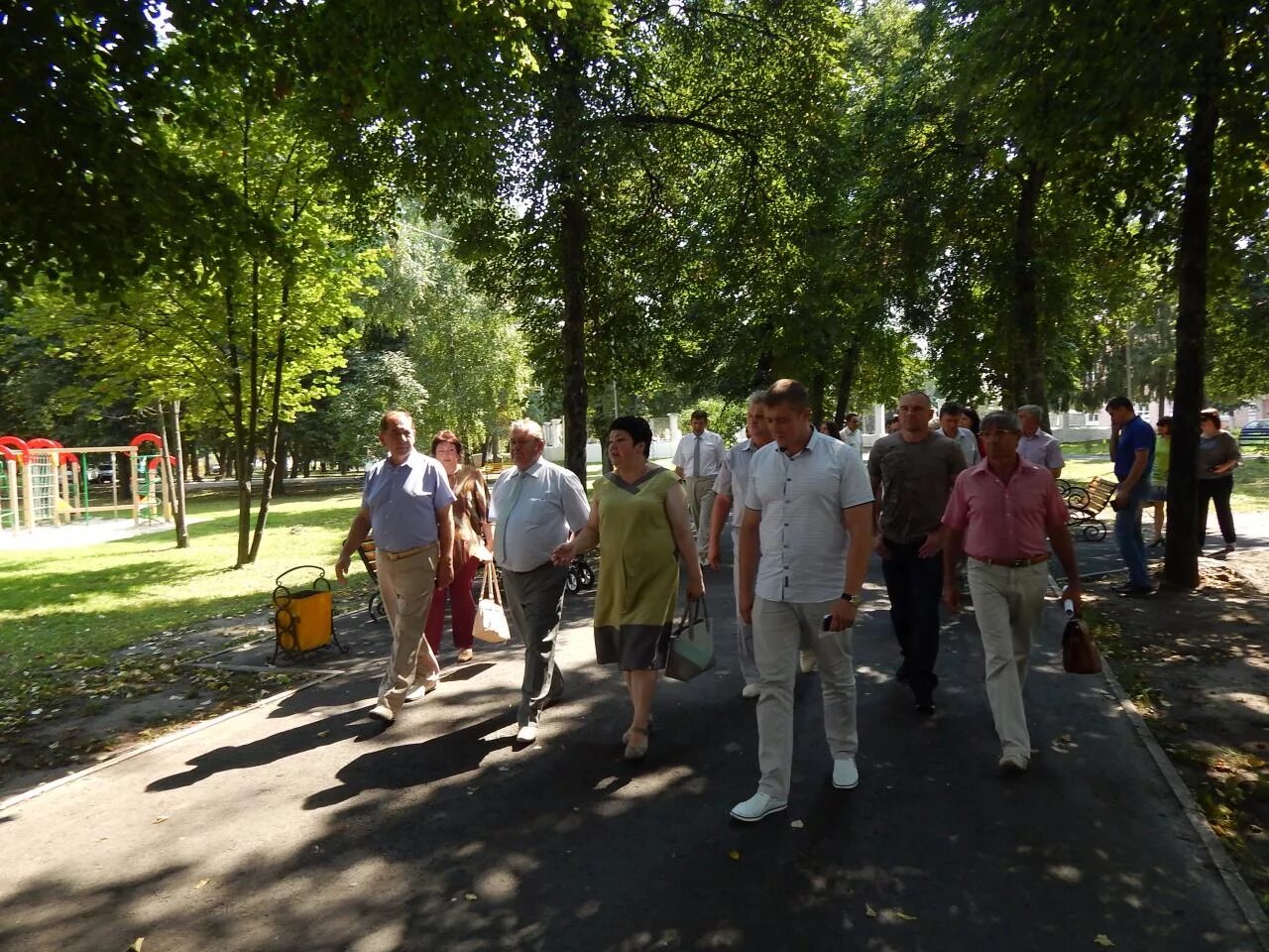 Парк города Рыльск. Типичный Рыльск. В парке Рыльск. Город Рыльск парк Горького. Новости рыльска и рыльского