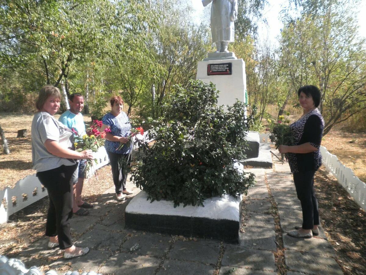 Еленовский ставок Перевальский район. Прощание с героем в селе Еленовка Могилев- Подольского района. Убитая семья в Республики Крым село Еленовка труппы.