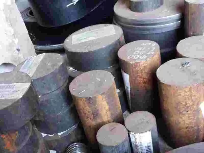 болванка кругляк (черный металл). деревянные токарные изделия. заготовки для токарных работ. изделия на токарном станке по дереву. вытачивание на токарном станке по дереву.