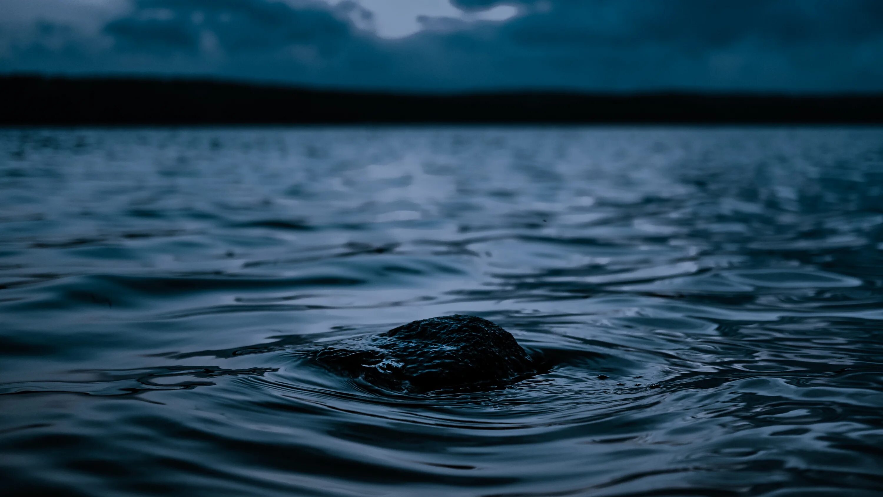 Темнота океана. Черная вода. темные воды. темные воды океана. темное море.