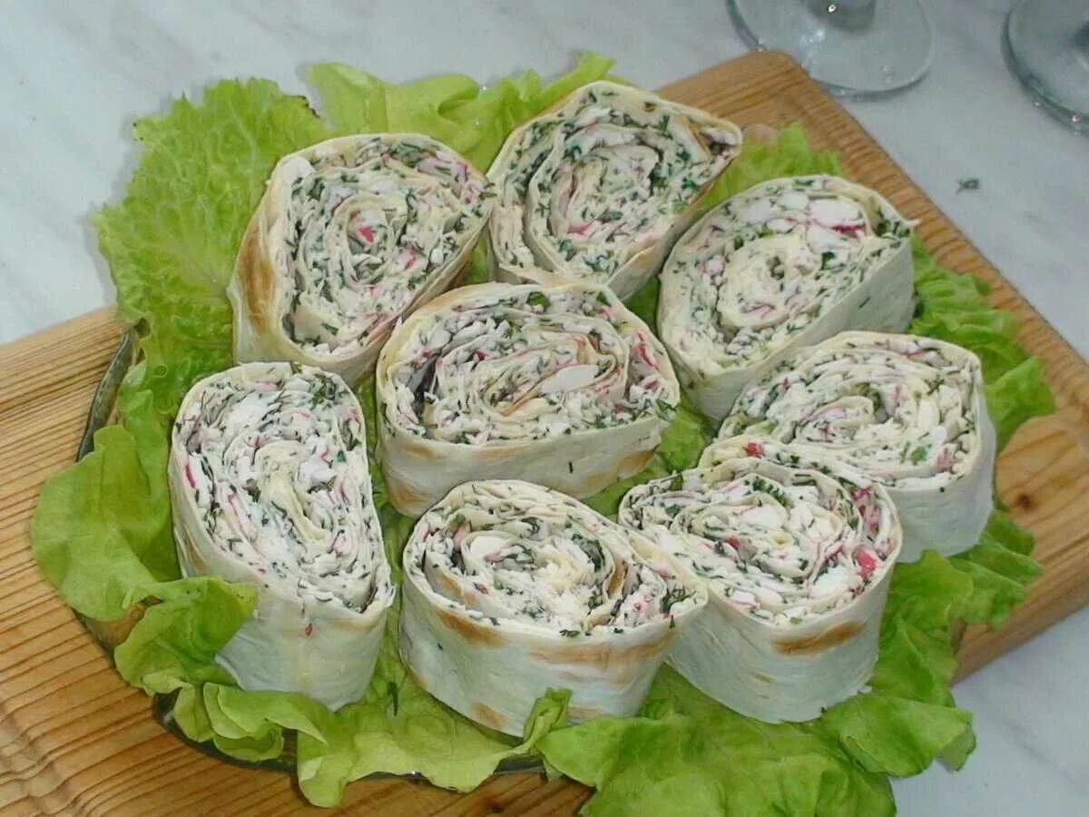 Лаваш яйцо огурец. Рулет из лаваша с ветчиной. Рулетики из лаваша с крабовыми палочками и яйцом. Рулетики с тунцом. Лаваш яйцо огурец.