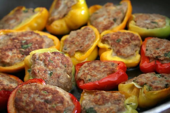 Перец фаршированный мясом на сковороде