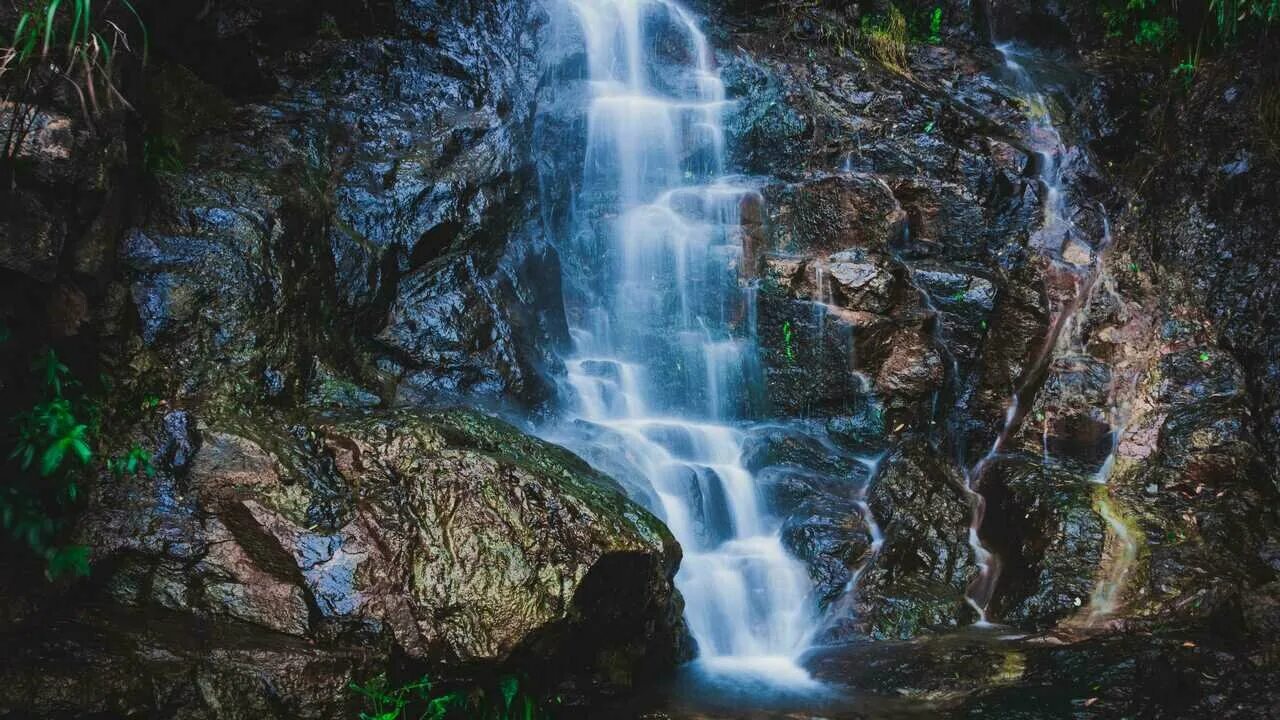 Скала с водопадами. Скала с водопадами. Водопад чардымские камни. Водопад чараур. Водопад из скалы.