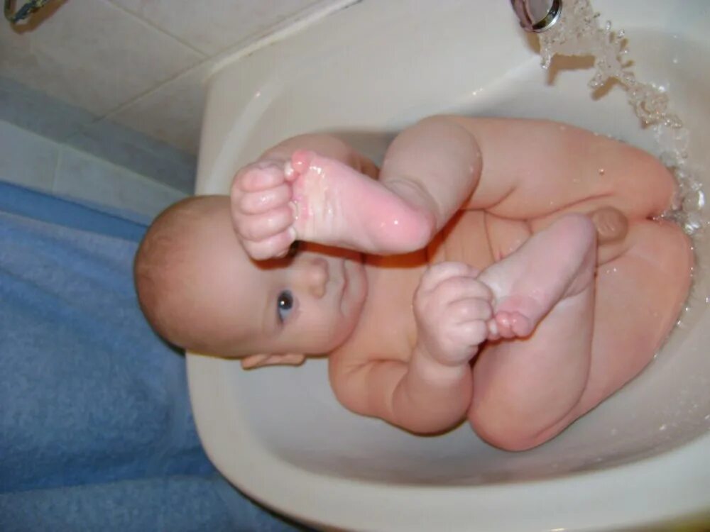 Подмывание новорожденного мальчика. Подмывать новорожденного мальчика. Пожмывпем нлвлрожденнуь девочку. Подмывать новорожденную девочку.