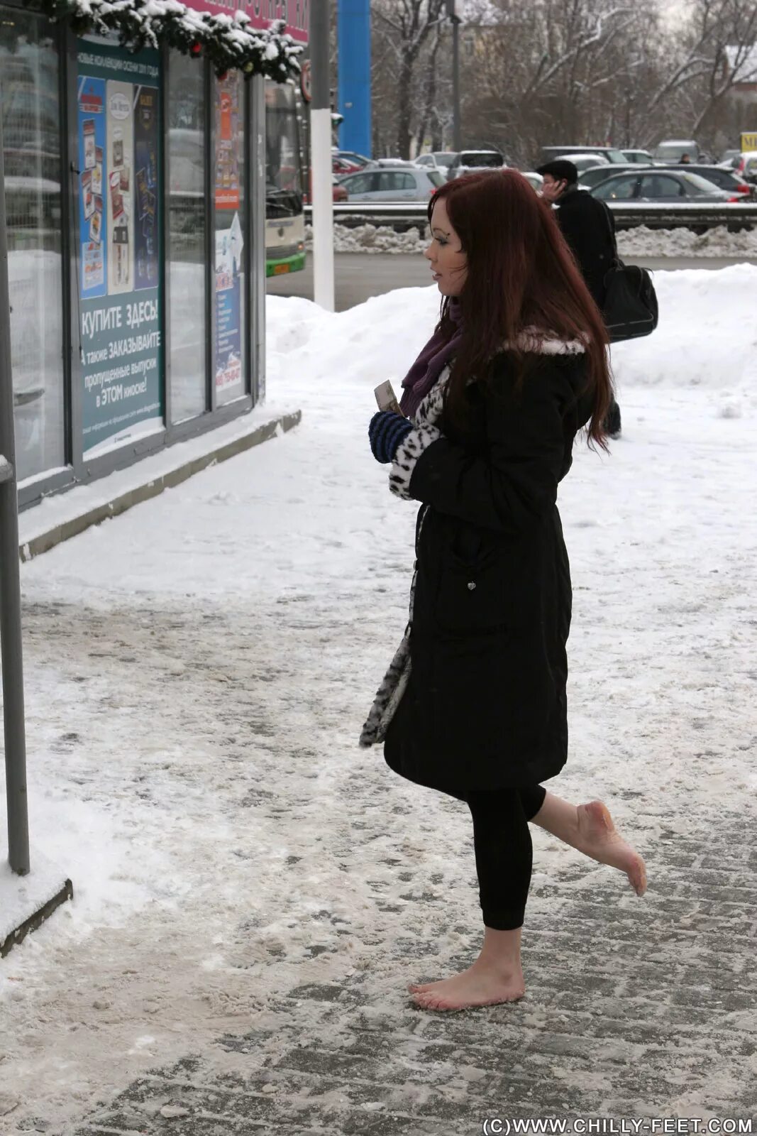 Босиком по снегу эрика ротаева. Босиком по снегу эрика ротаева. Rbfeet хелен. Ноги девушки в снегу. Босая зимой.