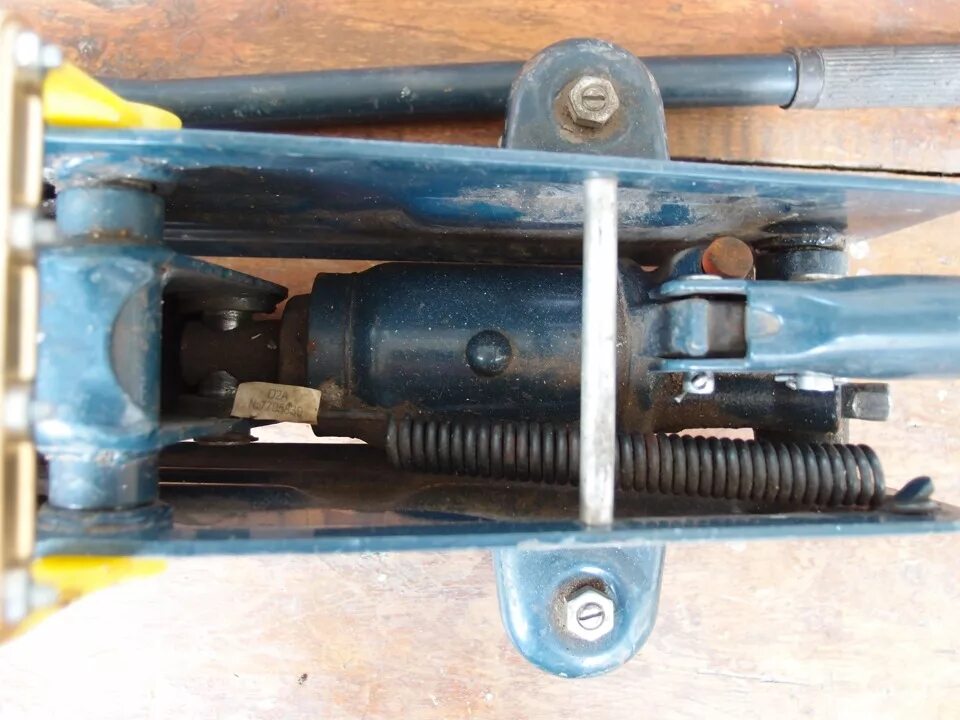 Домкрат подкатной автодело 2т. Подкатной гидравлический домкрат маркировка. Масло для домкрата гидравлического подкатного 3т. Залить подкатной домкрат. Какое масло заливать в домкрат гидравлический подкатной 2т.