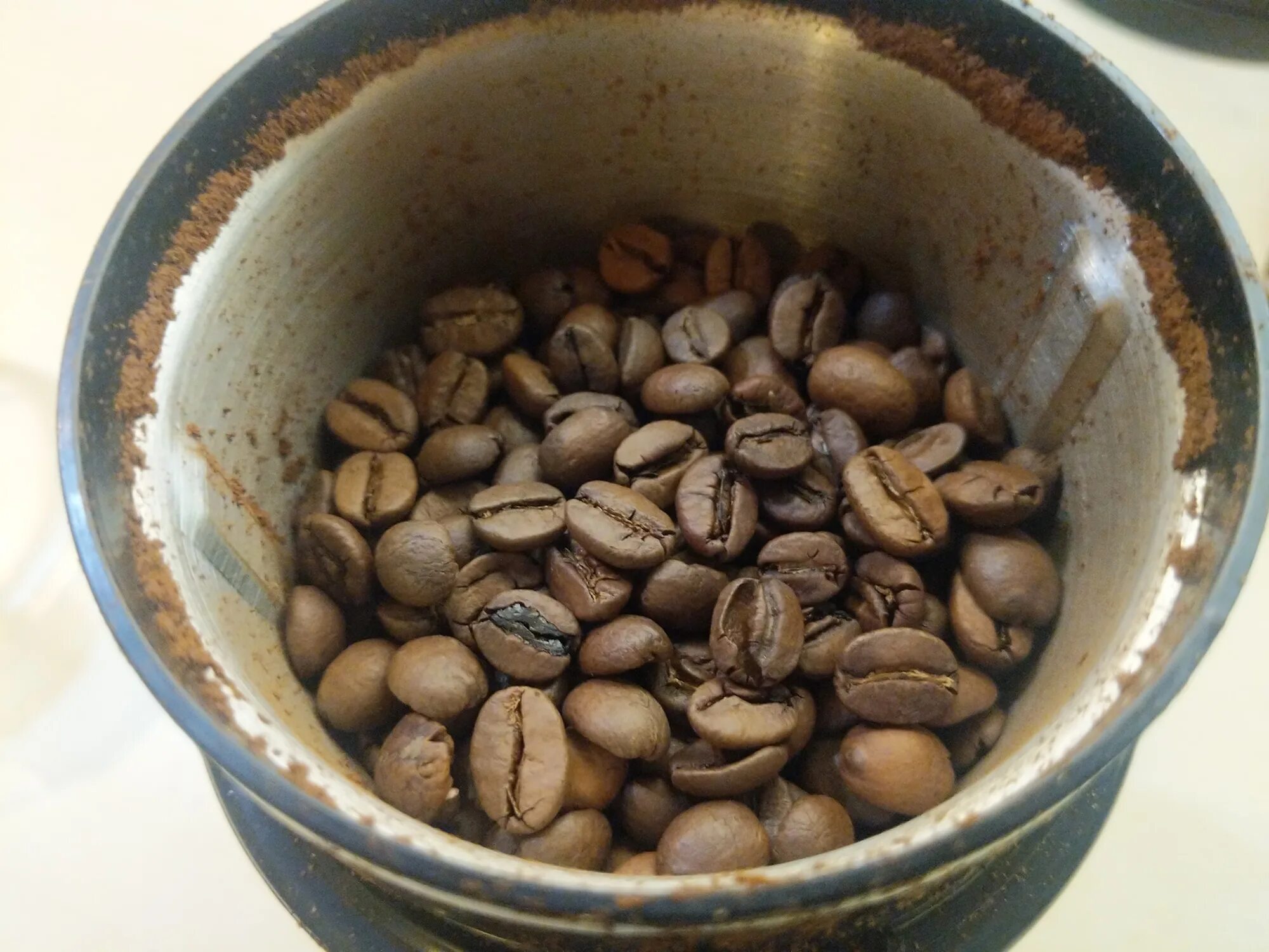 Как сварить кофе в зернах. Кофейные зерна в кофемолке. Ступка для кофейных зерен. Перемолотые зерна кофе. Орехи в кофемолке.