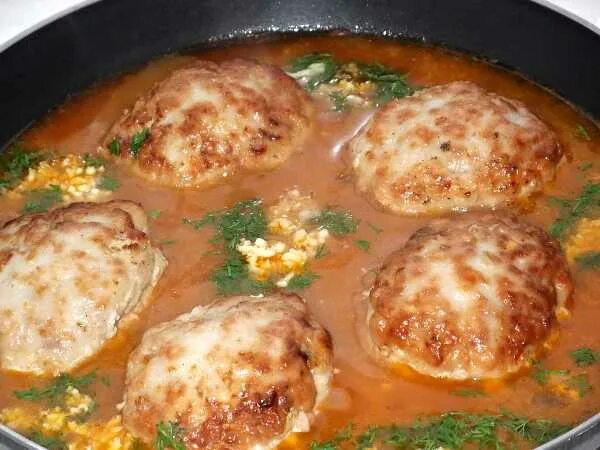 как тушить котлеты. куриные котлеты тушеные в сковороде. тушеные котлеты на сковороде. тушеные котлеты. как тушить котлеты.