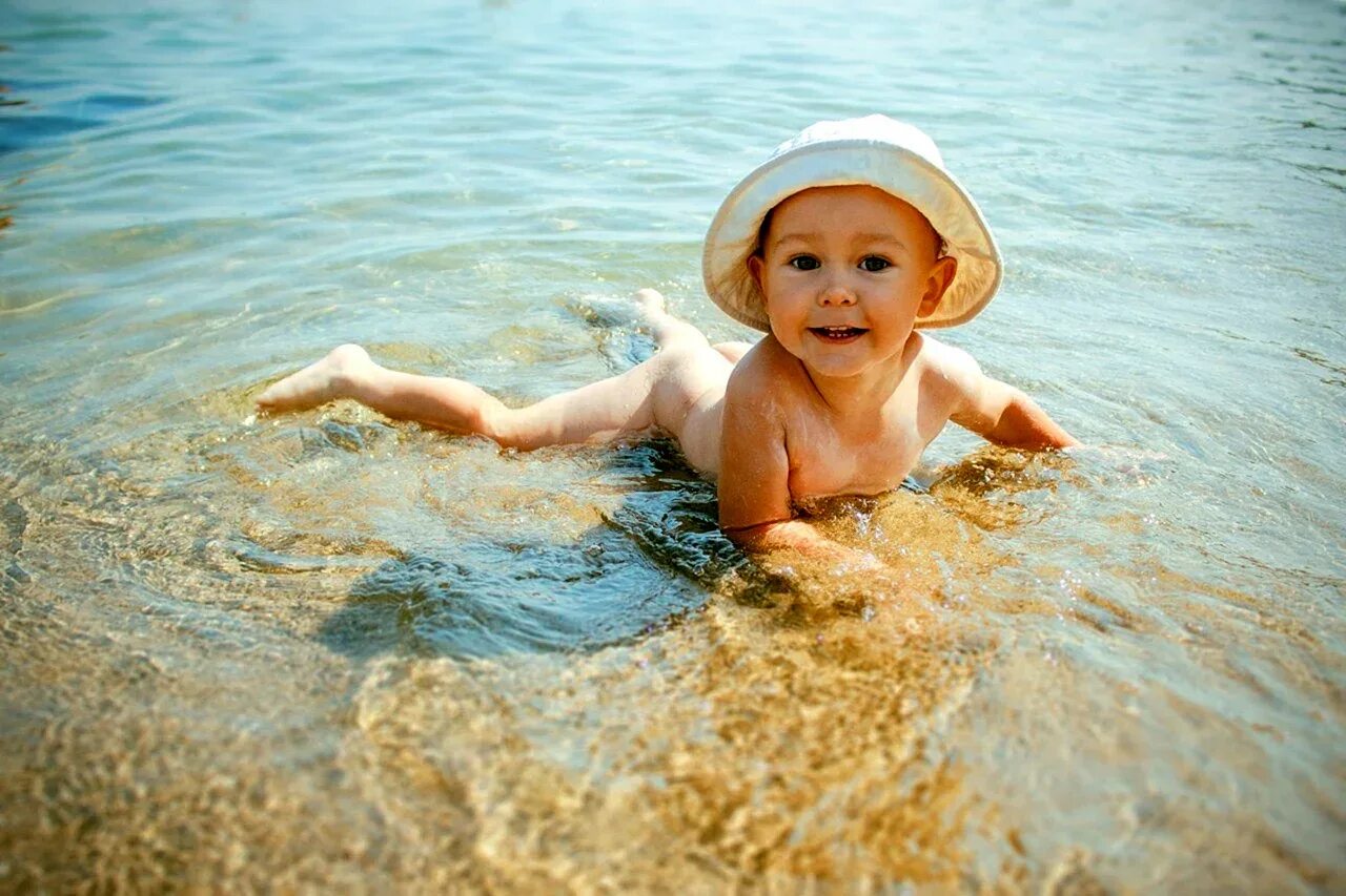 Дети на море. Дети купаются в море. Малыш на море. Девочка маленькая купается на море.