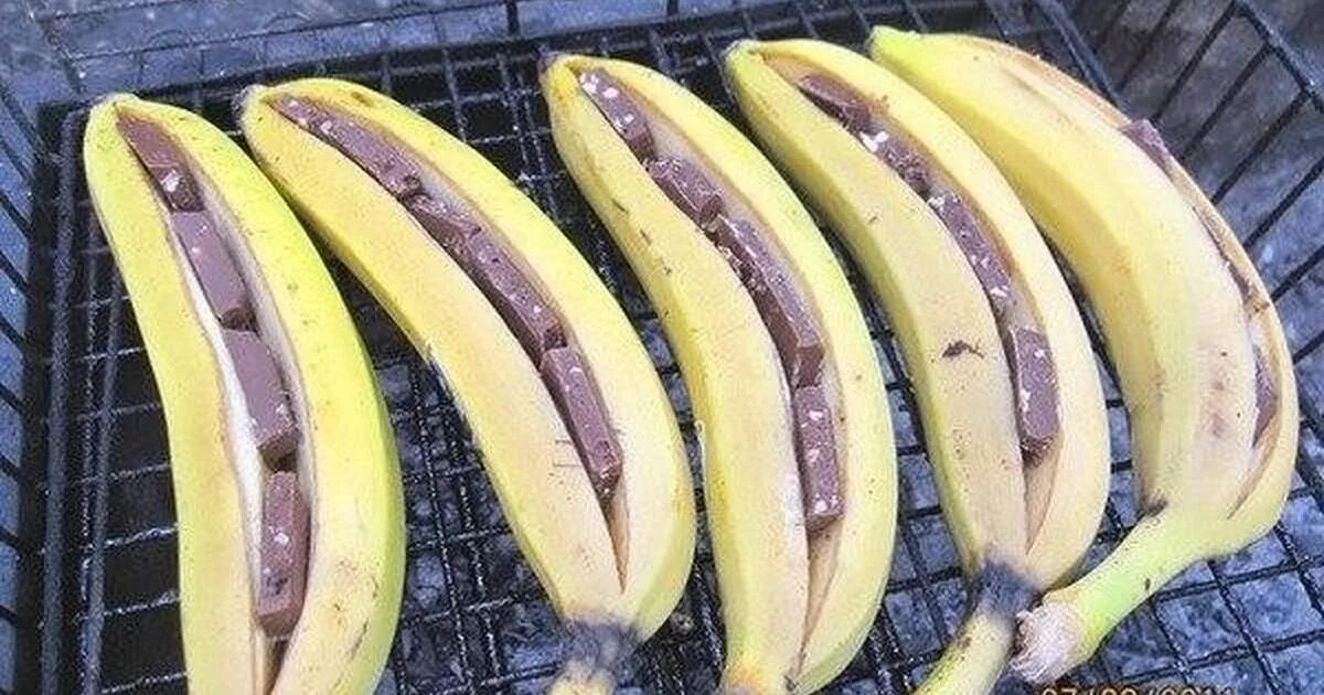 Куда использовать бананы. Бананы с шоколадом на мангале. банан разрезанный вдоль. красиво нарезать банан. бананы в шоколаде.