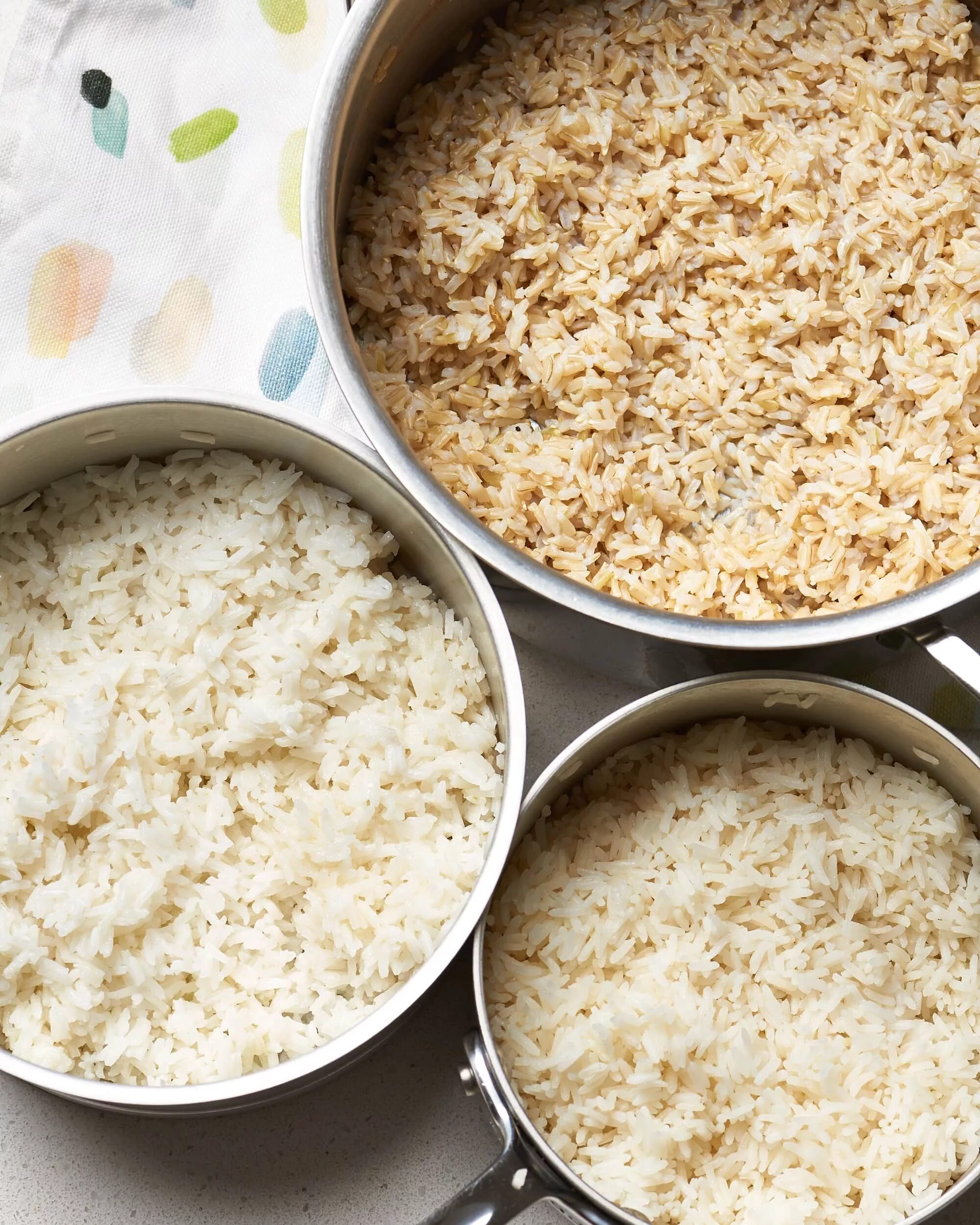 Рис на сковороде рецепт рассыпчатый сливочном масле. Рис гарнир. Вкусный рис. Рис гарнирный. Приготовление риса.