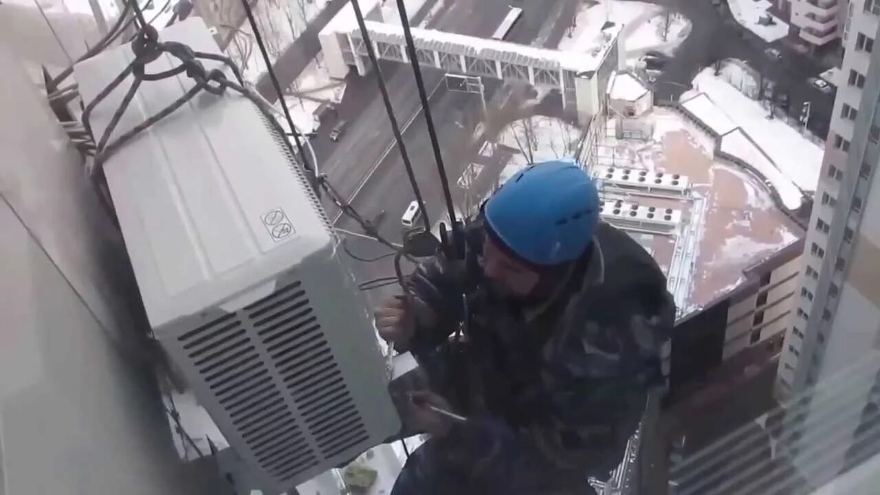 Монтаж кондиционеров квт. Монтаж кондиционера альпинистом. Монтаж кондиционеров промышленный альпинизм. Монтаж кондиционера на высотках. Демонтаж кондиционера альпинисты