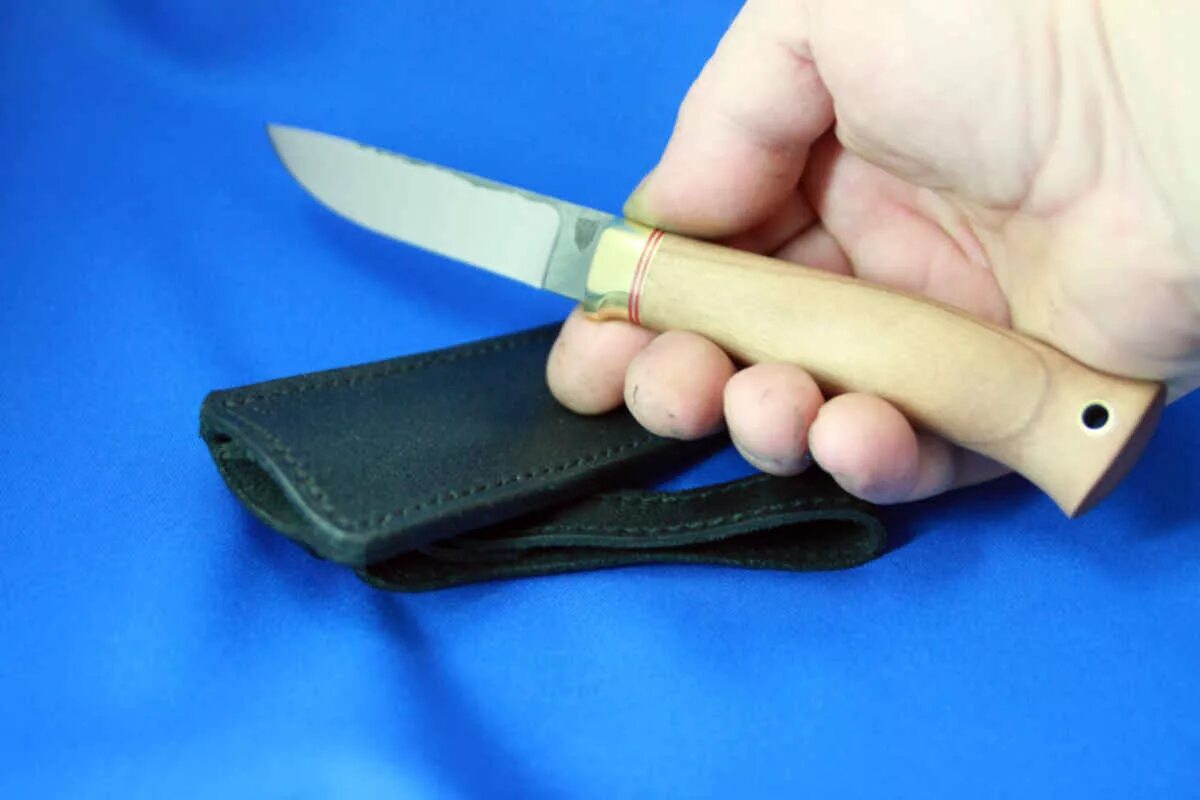 Нож - чужой. Нож с нержавеющим лезвием с ножнами Finland 2101. Alex Wolff ножи. Современный нож вишня.