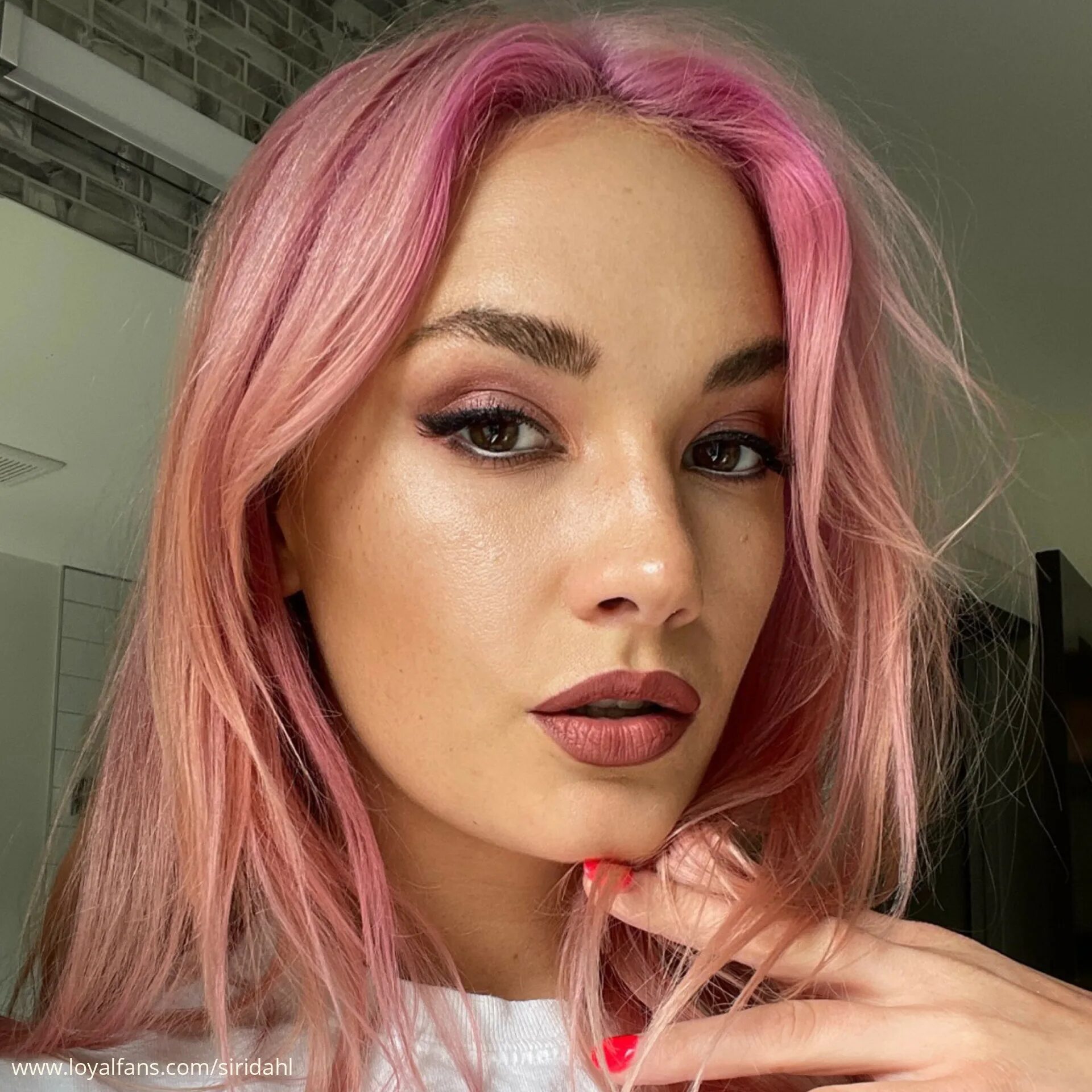 Siri dahl stepmom. Siri dahl. siri dahl розовые волосы. siri dahl 2025. розовая даль.