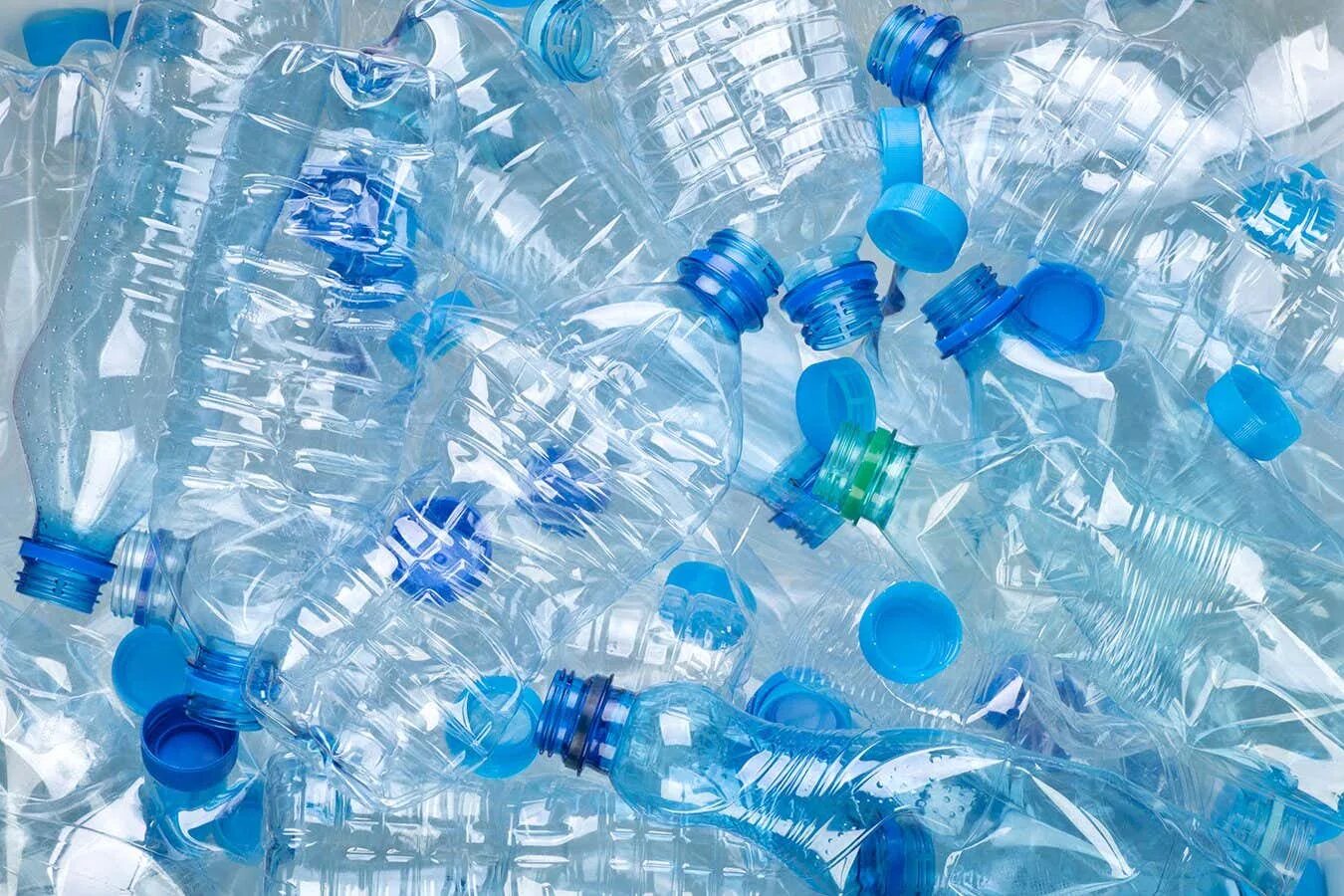 Пластиковые отходы. S plastic. Пустая пластиковая бутылка. Пластиковые вещи. Утилизация отходов пластмасс.