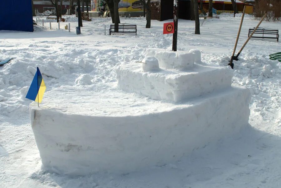 сделан из снега корабль. простые постройки из снега. фигуры из снега. корабль из снега. сделан из снега корабль.