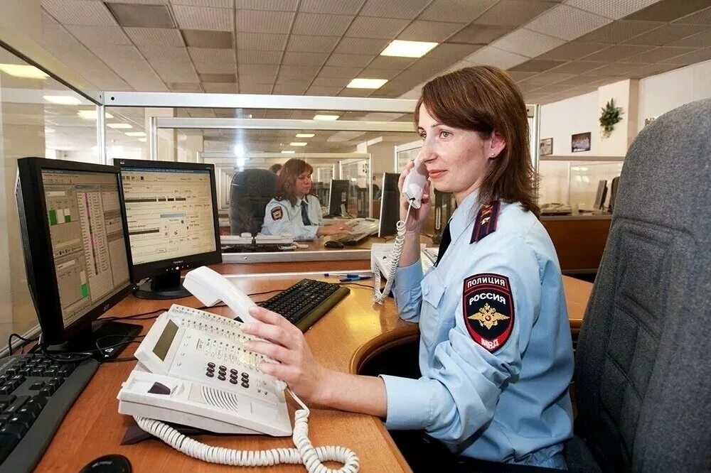 Овд москворечье сабурово. Омвд по району лианозово г москвы. Отдел мвд москворечье сабурово. Отделение полиции. Полицейский с телефоном.