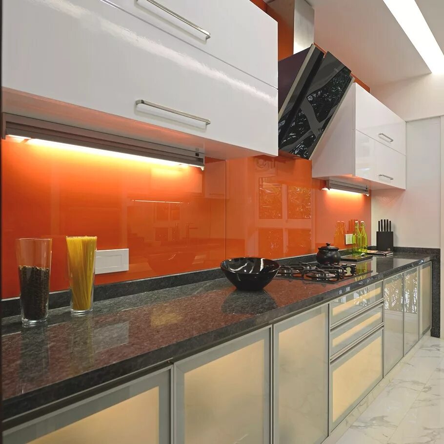 Оранжевая кухня с черной столешницей. Кухонный фартук оранжевый. Фартук и столешница для оранжевой кухни. Оранжевая плитка на фартук. Оранжевый фартук