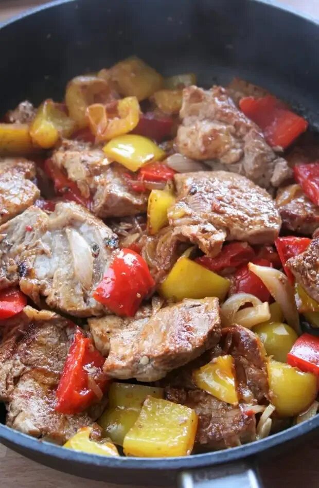 Приготовить вырезку из свинины вкусно на сковороде. Свинина с овощами. свинина тушеная с овощами. свинина с болгарским перцем. жареное мясо с овощами на сковороде.