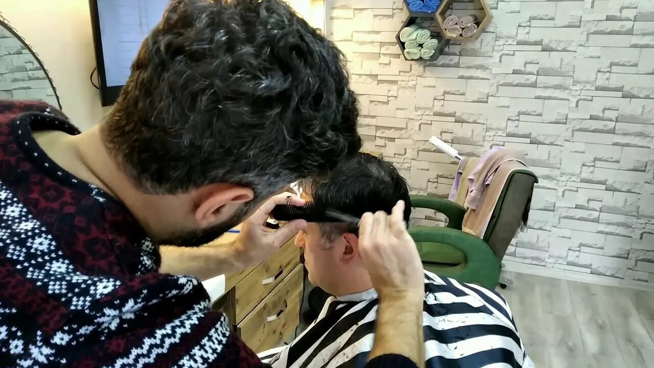Парикмахер стилист мужской. Турецкий стилист. Центр парикмахерская. Турецкий мужской парикмахер. Парикмахерские в турции.