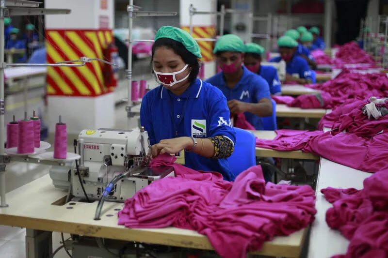 Made in bangladesh. Швейная фабрика в Бангладеш. Пошив одежды в Бангладеш. Индийская фабрика одежды. Made in Bangladesh одежда.