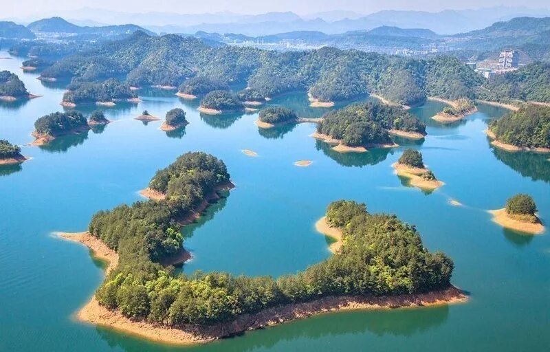 Страны занимающие тысячи островов. Озеро тысячи островов Цяньдаоху. Цяньдаоху Чжэцзян. Озеро Цяньдаоху в Китае. Озеро тысячи островов в Китае.
