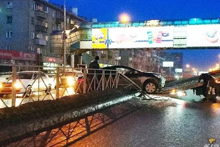 Пробки новосибирск бердское шоссе. Дтп новосибирск на немировича данченко вчера. Аст 54 в новосибирске. Машина влетела в банк. Дтп в новосибирске за последние сутки в новосибирске аст.