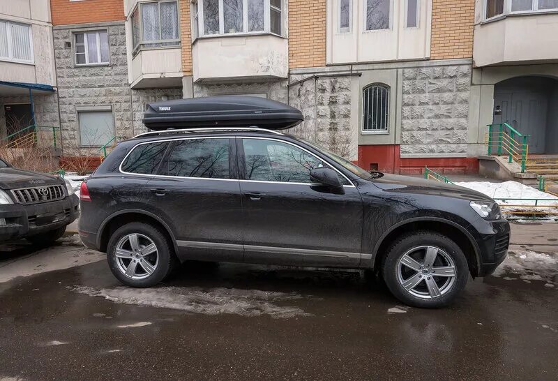 Vw touareg система фиксации груза. Багажник на туарег нф. Touareg nf поперечины. Touareg 2g автобокс. Touareg 2g с багажником.