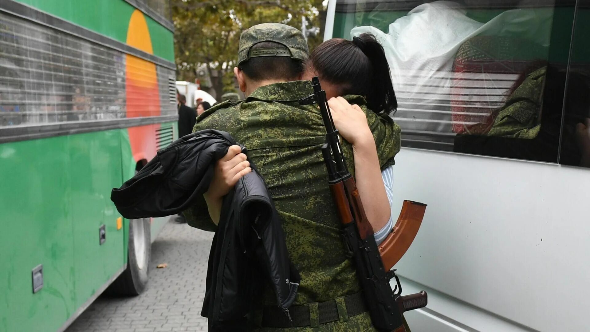 Российский солдат. Мужчина военный. Военный прощается с девушкой. Мобилизация девушек.