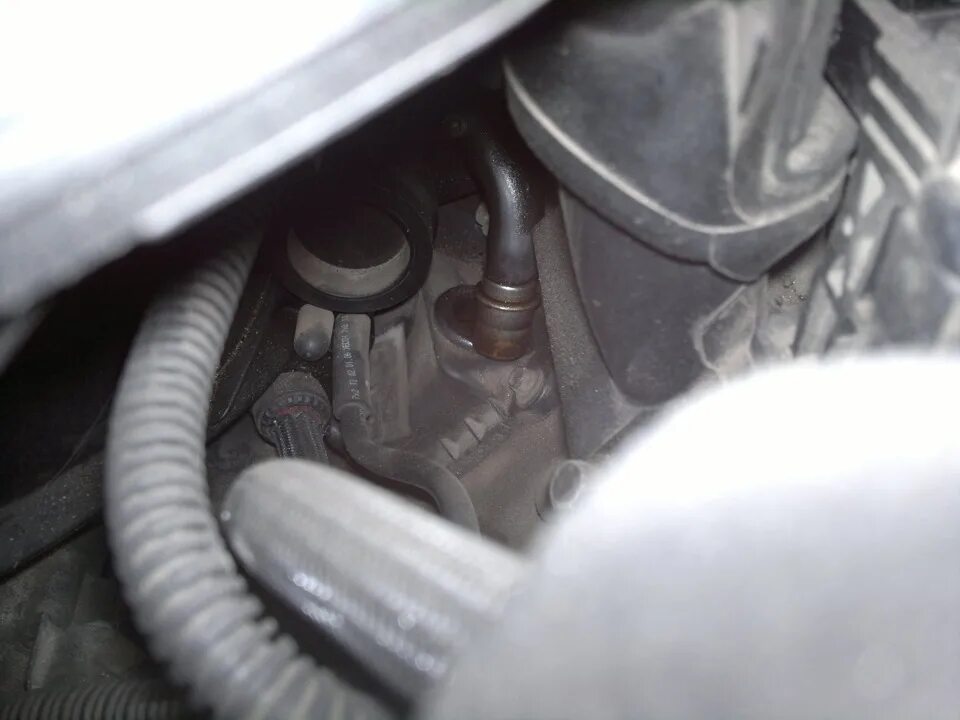 Фильтр топливный mondeo 4. Запах бензина в салоне автомобиля. Топливный фильтр форд мондео 4. Форд фокус пахнет бензином. Форд фокус 2 пахнет бензином в салоне.